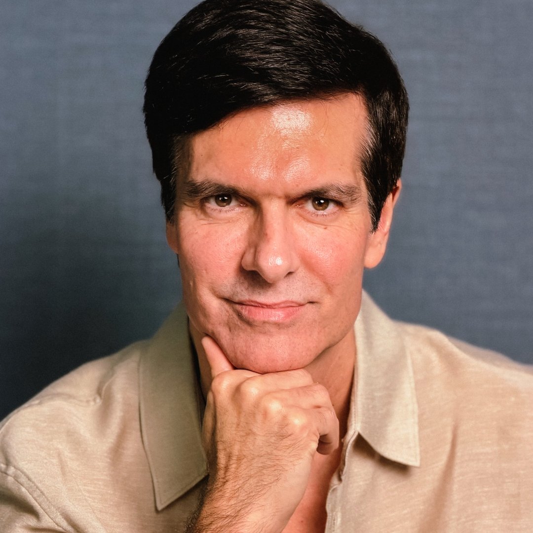 Retrato de Marcello Cotrim, comunicador, metafísico e palestrante